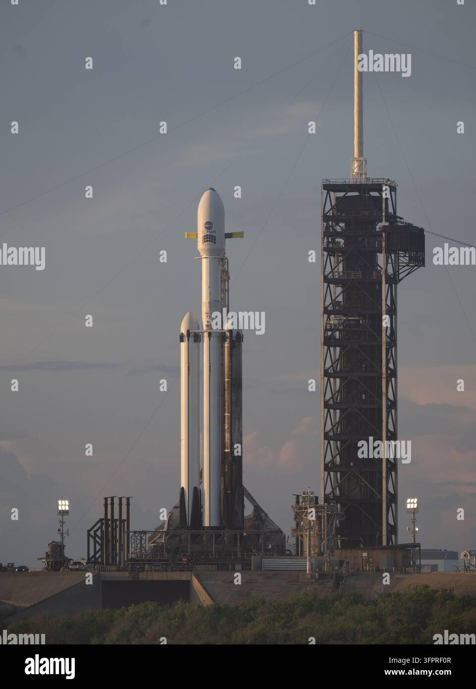Cape Canaveral, Stati Uniti d'America. 29 agosto 2026. Un razzo SpaceX Falcon Heavy con il telescopio spaziale Nancy Grace Roman della NASA è in piedi al Complesso di lancio 39A all'alba al Centro spaziale Kennedy della NASA, 29 agosto 2026 a Cape Canaveral, Florida. Il decollo era previsto per la mattina successiva. Credit: Joel Kowsky/NASA Photo/Alamy Live News Foto Stock