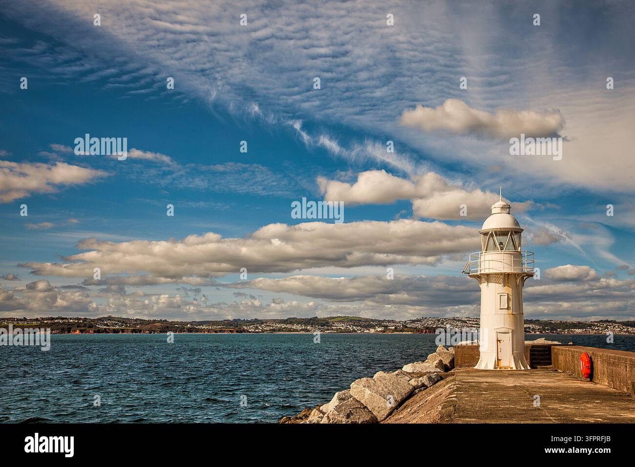 Regno Unito - DEVON: Faro del frangiflutti a Brixham, Sud-Ovest dell'Inghilterra. (Fotografia di Edmund Nagele F.R.P.S.) Foto Stock