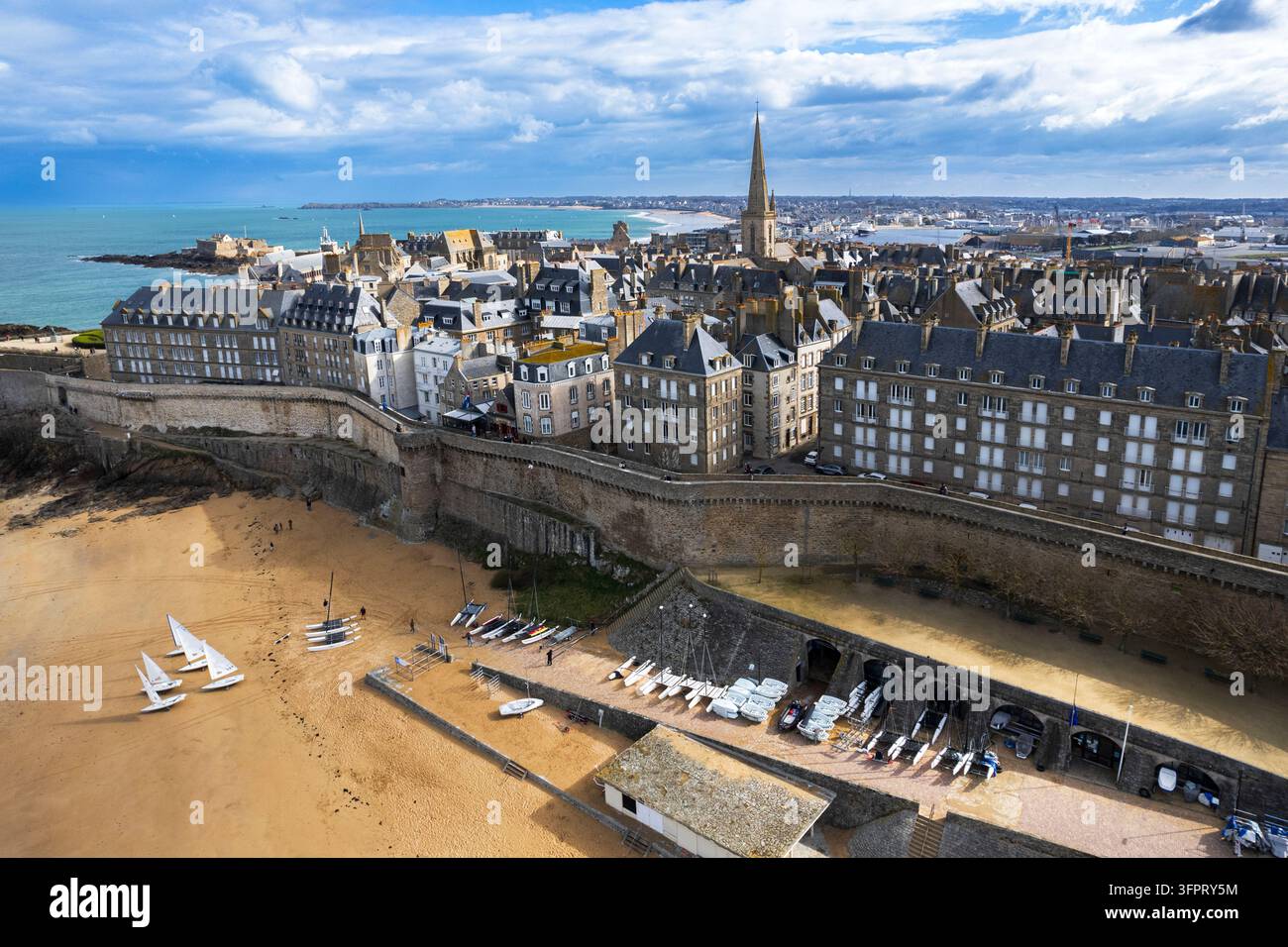 Città fortificata di Saint-Mère e la spiaggia vista dal drone, Bretagna, Francia, Europa Foto Stock