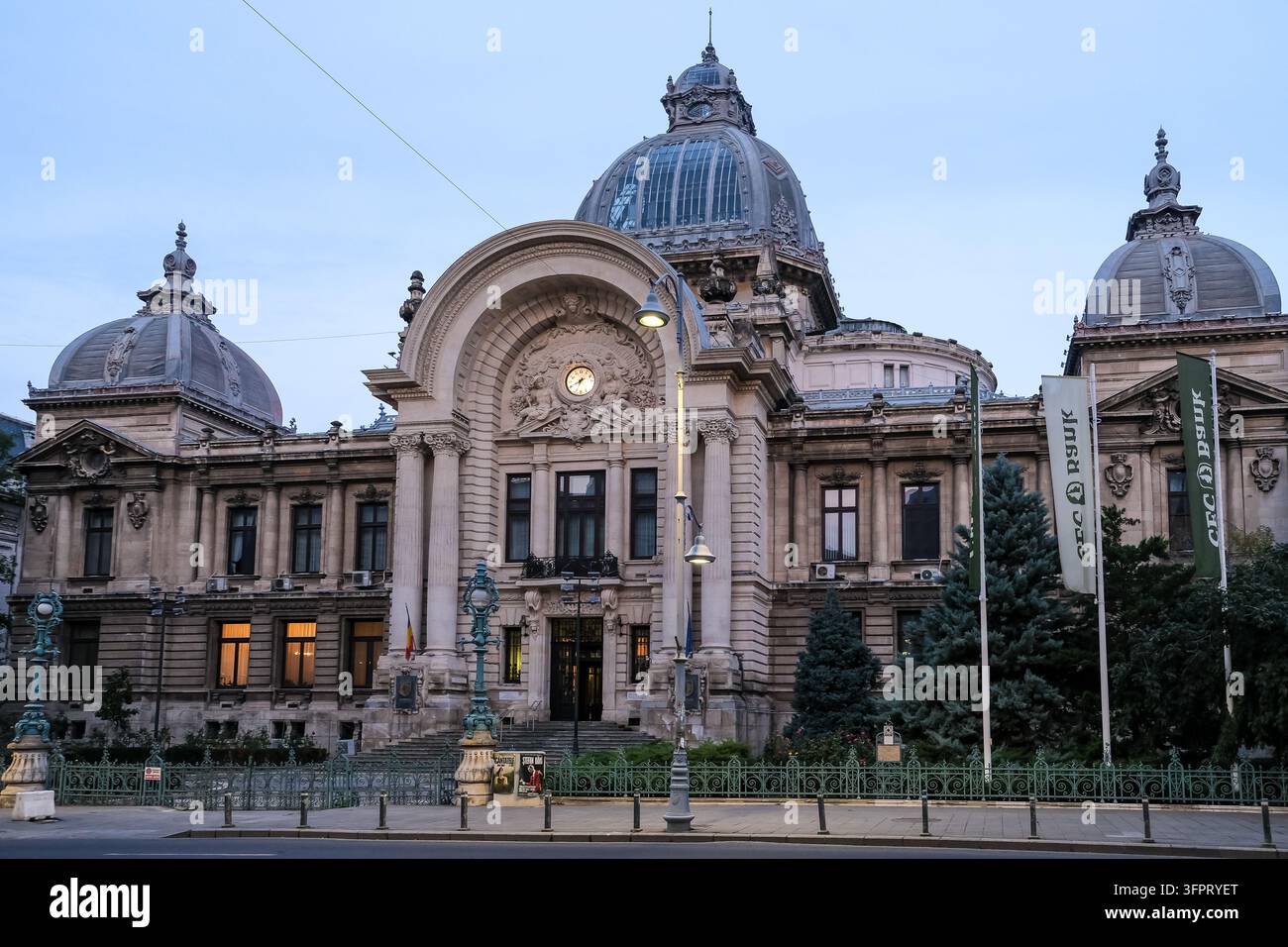 Dettaglio architettonico del palazzo CEC, Bucarest, Romania Foto Stock