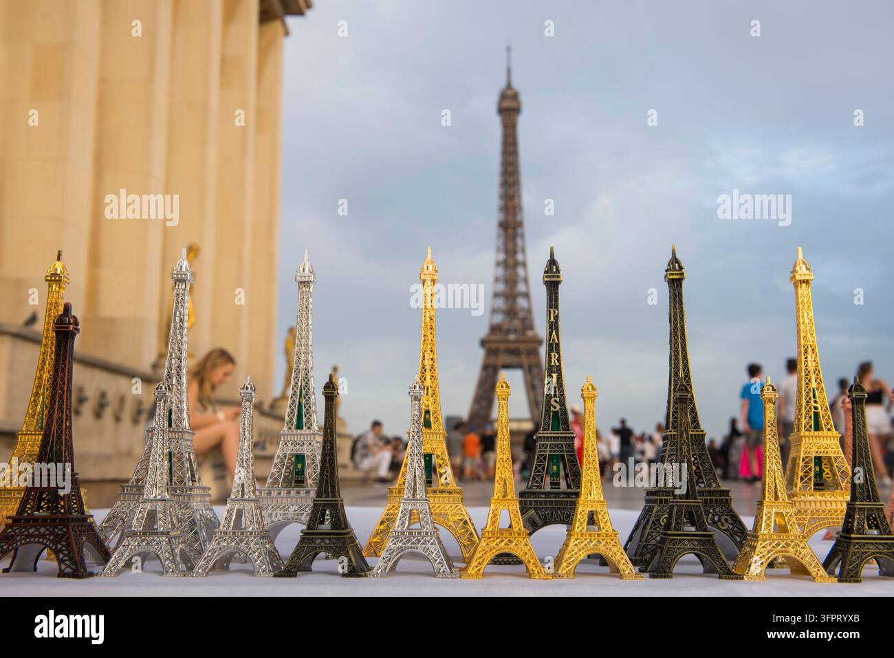 Piccola Torre Eiffel, souvenir, Parigi, Francia Foto Stock