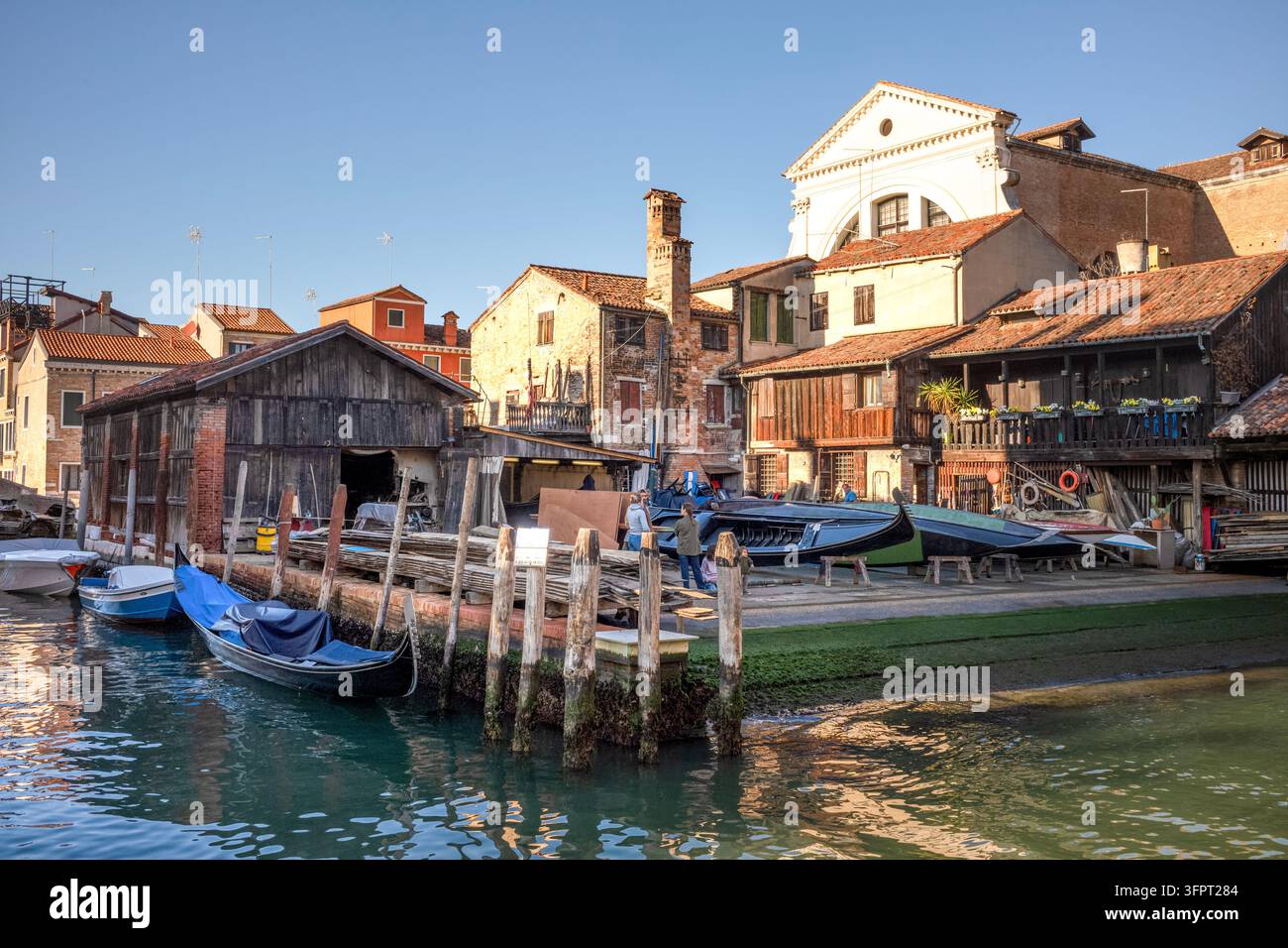 Squero di San Trovaso, cantiere navale storico che ripara gondole, sul Rio de San Trovaso, a Venezia, capitale della regione Veneto nel nord-est dell'Italia Foto Stock