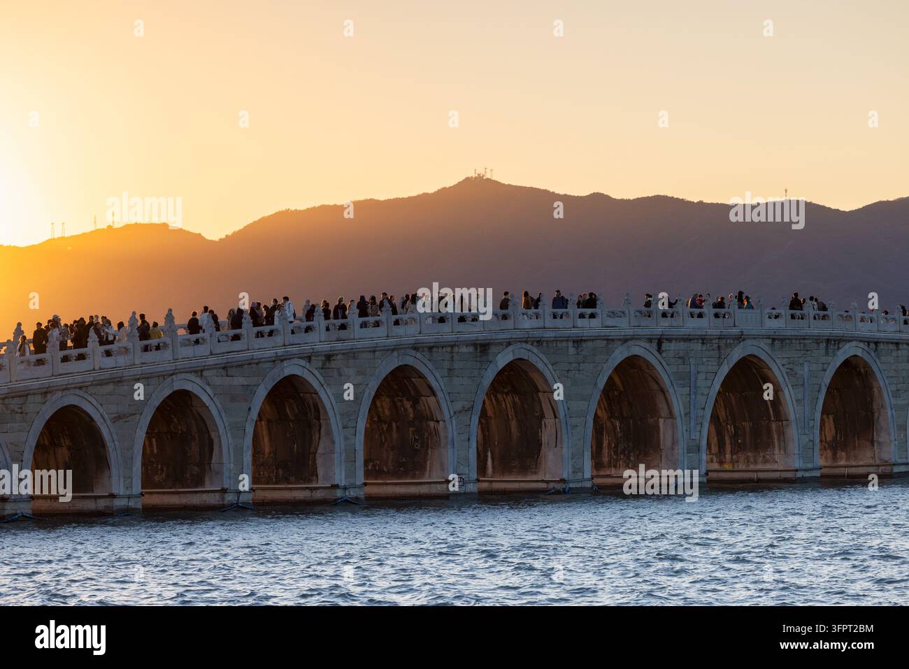 Ponte dei diciassette archi al Palazzo d'Estate (sito del patrimonio mondiale UNESCO) al tramonto, Pechino, Cina Foto Stock