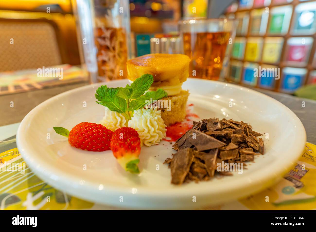 Vista di torta e tè in un tipico salotto da tè della capitale Colombo, Colombo, Sri Lanka, Asia Foto Stock