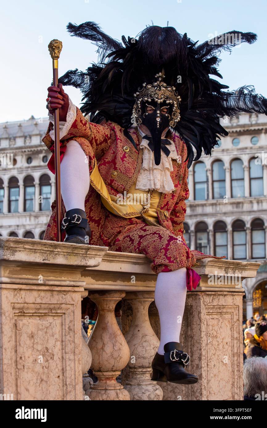 Carnevale di Venezia - Dottore della Peste con copricapo di piume nere Foto Stock