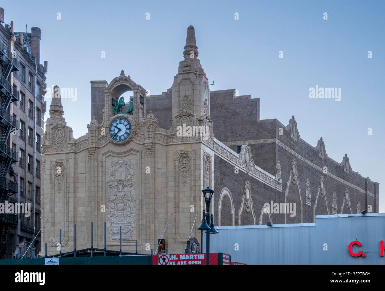 Jersey City, NJ - USA - 7 ott 2026: Una vista laterale del Loew's Jersey Theatre rivela il suo orologio, le torri, le figure scolpite, la facciata in pietra decorata e Foto Stock