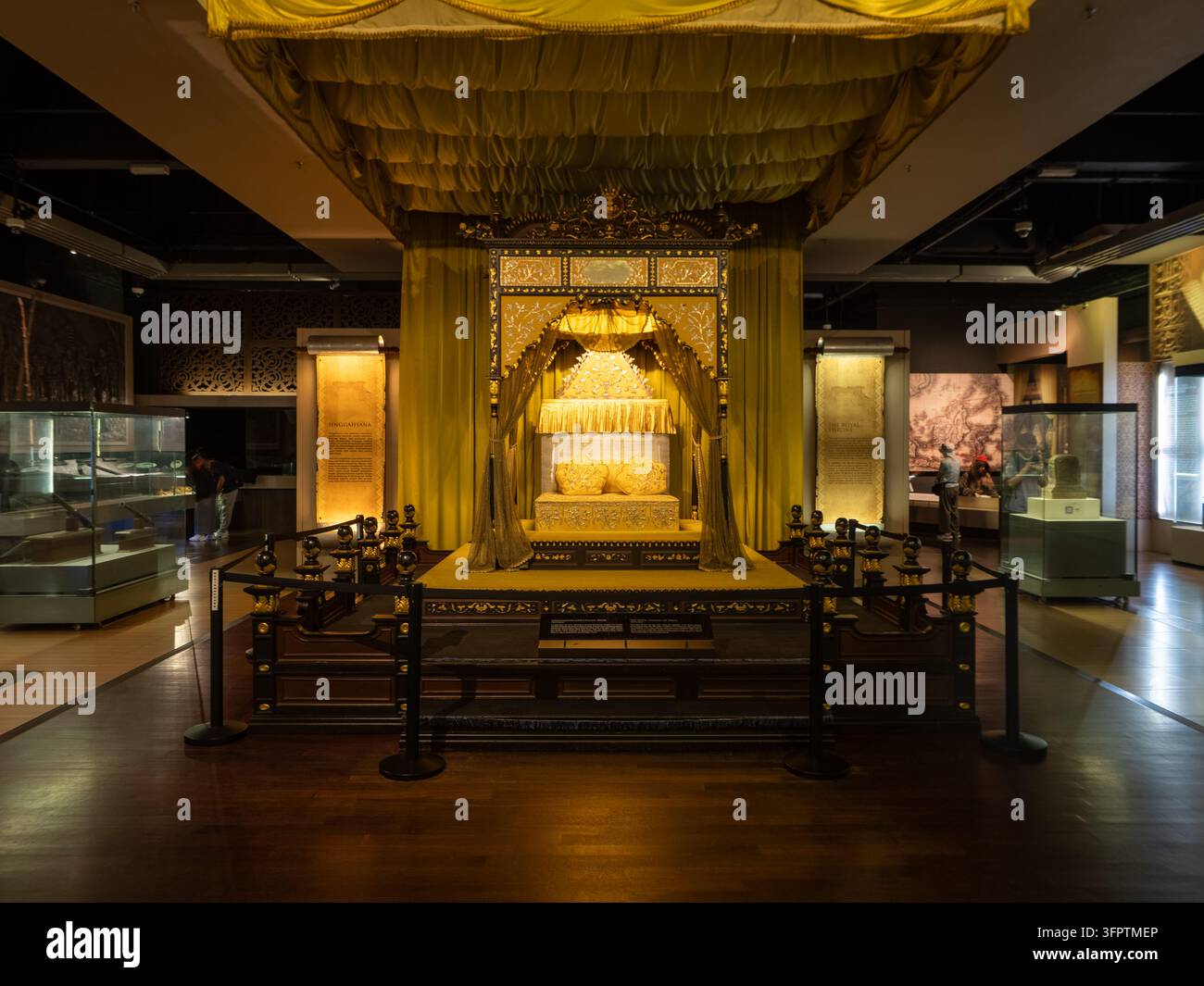 Esposizione della replica del trono reale all'interno del Muzium Negara, Museo Nazionale della Malesia, Kuala Lumpur Foto Stock