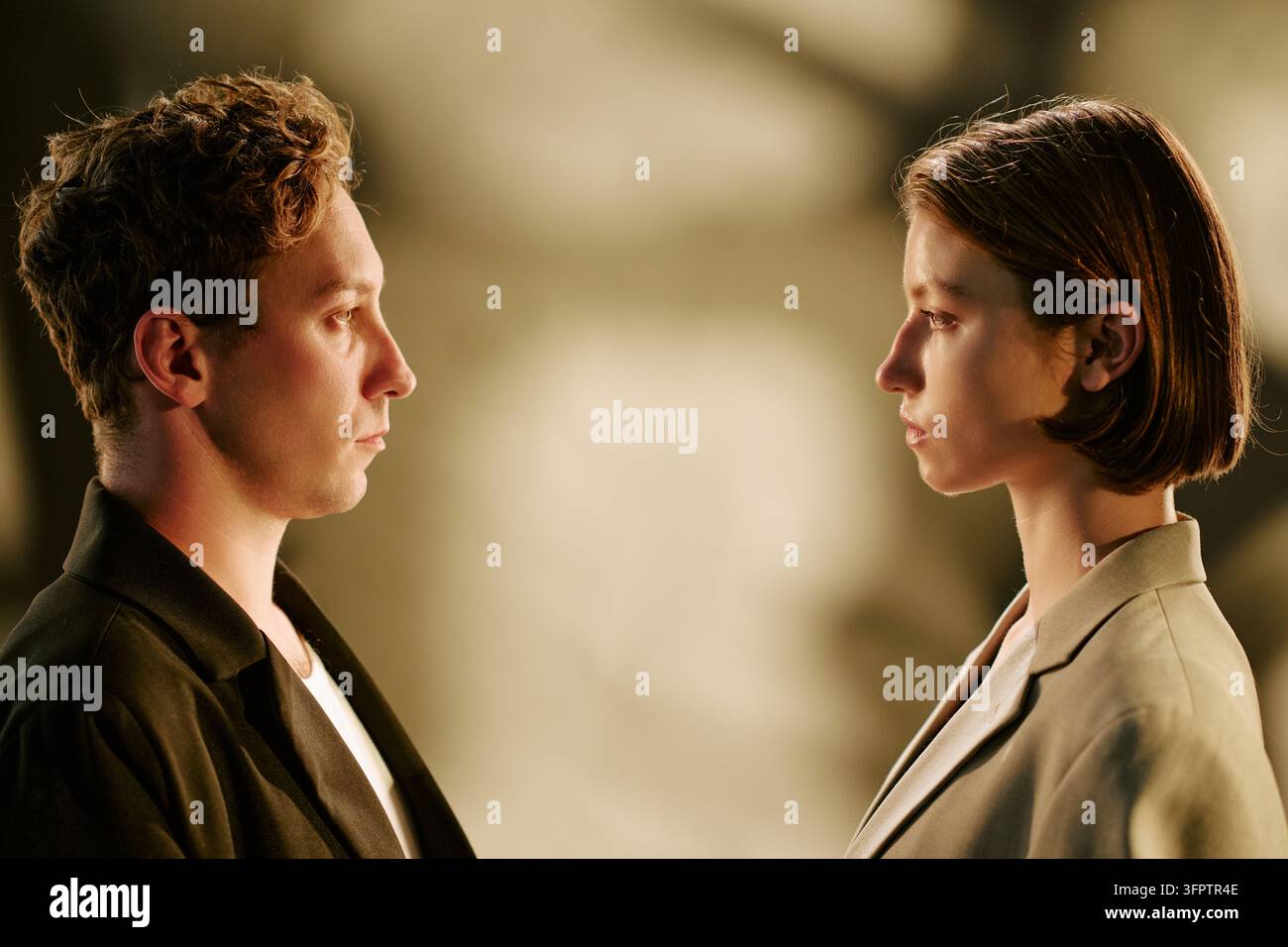 Uomo e donna seri che si guardano in uno scatto in studio Foto Stock