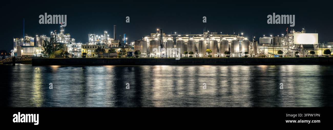 Immagine notturna panoramica di strutture industriali nell'area portuale dell'Elbe ad Amburgo Foto Stock