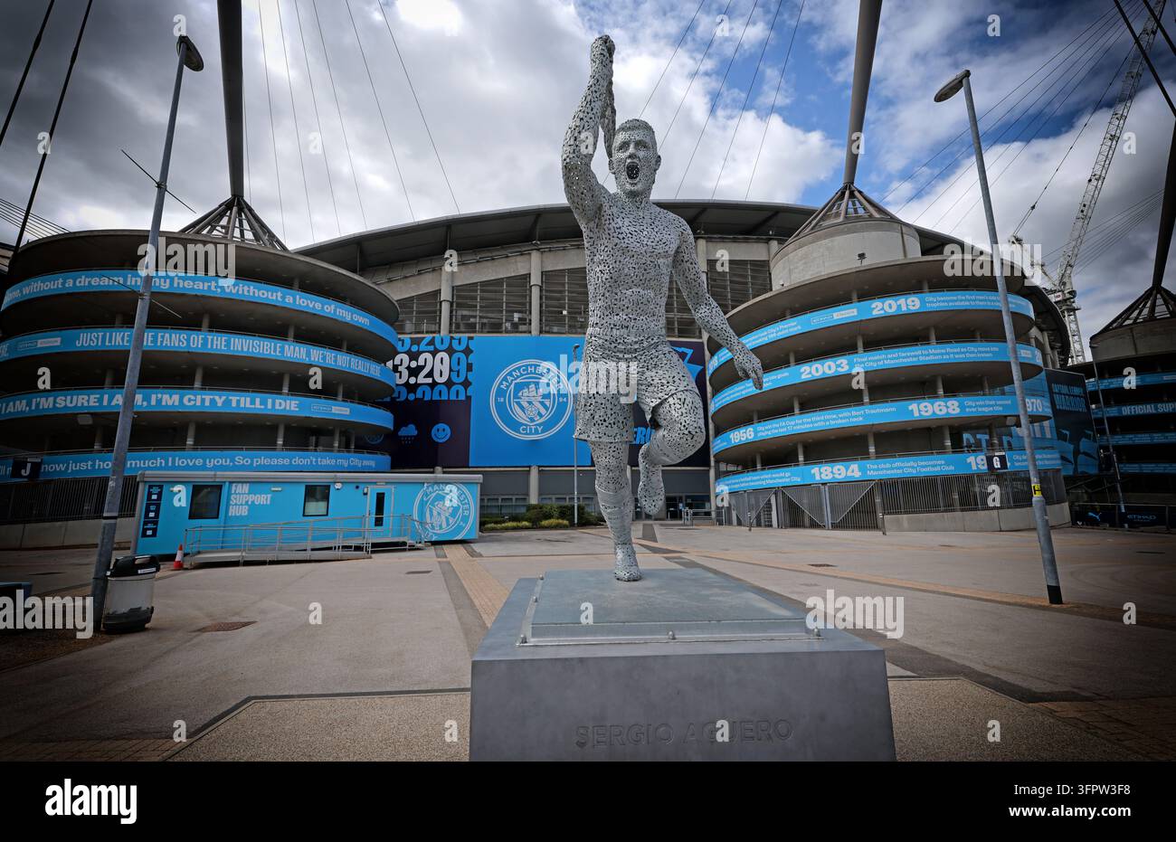 Una statua dell'attaccante del Manchester City Sergio Agüero celebra il suo storico gol della vittoria al 93:20 fuori dallo stadio Etihad. Foto Stock