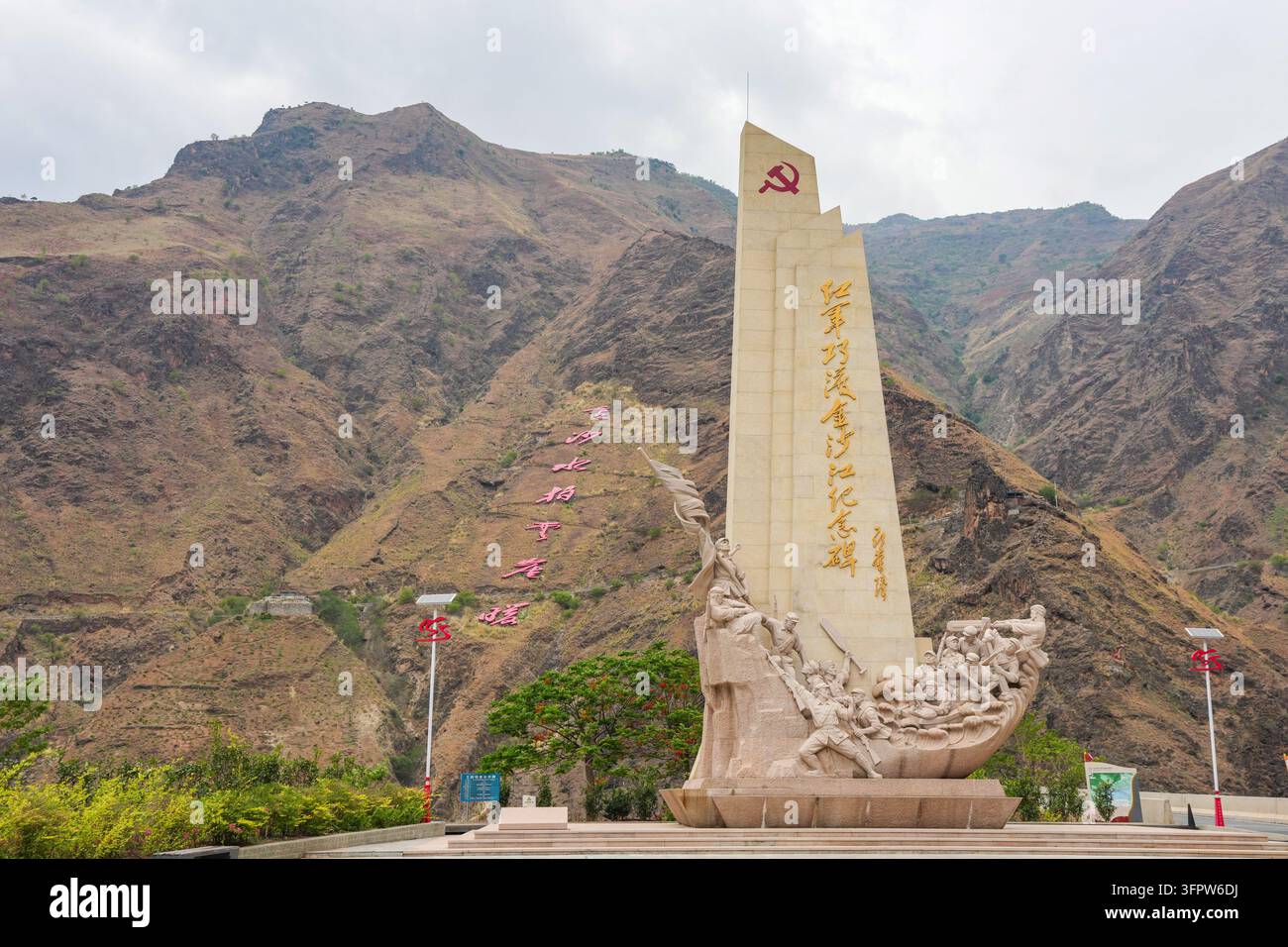 (261009) -- CHENGDU, 9 ott. 2026 (Xinhua) -- Una foto aerea scattata con un drone il 28 aprile 2026 mostra un monumento che commemora l'attraversamento dell'Esercito Rosso del fiume Jinsha al confine tra la città di Huili nella provincia sudoccidentale cinese del Sichuan e la contea di Luquan nella provincia sudoccidentale cinese dello Yunnan. L'anno 2026 segna il 90° anniversario della vittoria della Lunga Marcia. Il Sichuan fu strettamente legato alle attività dell'Esercito Rosso dal 1935 al 1936. Durante la Lunga Marcia, l'Esercito Rosso attraversò il fiume Jinsha, formò l'Alleanza Yihai, si fece strada attraverso il fiume Dadu, conquistò il ponte di Luding, Foto Stock