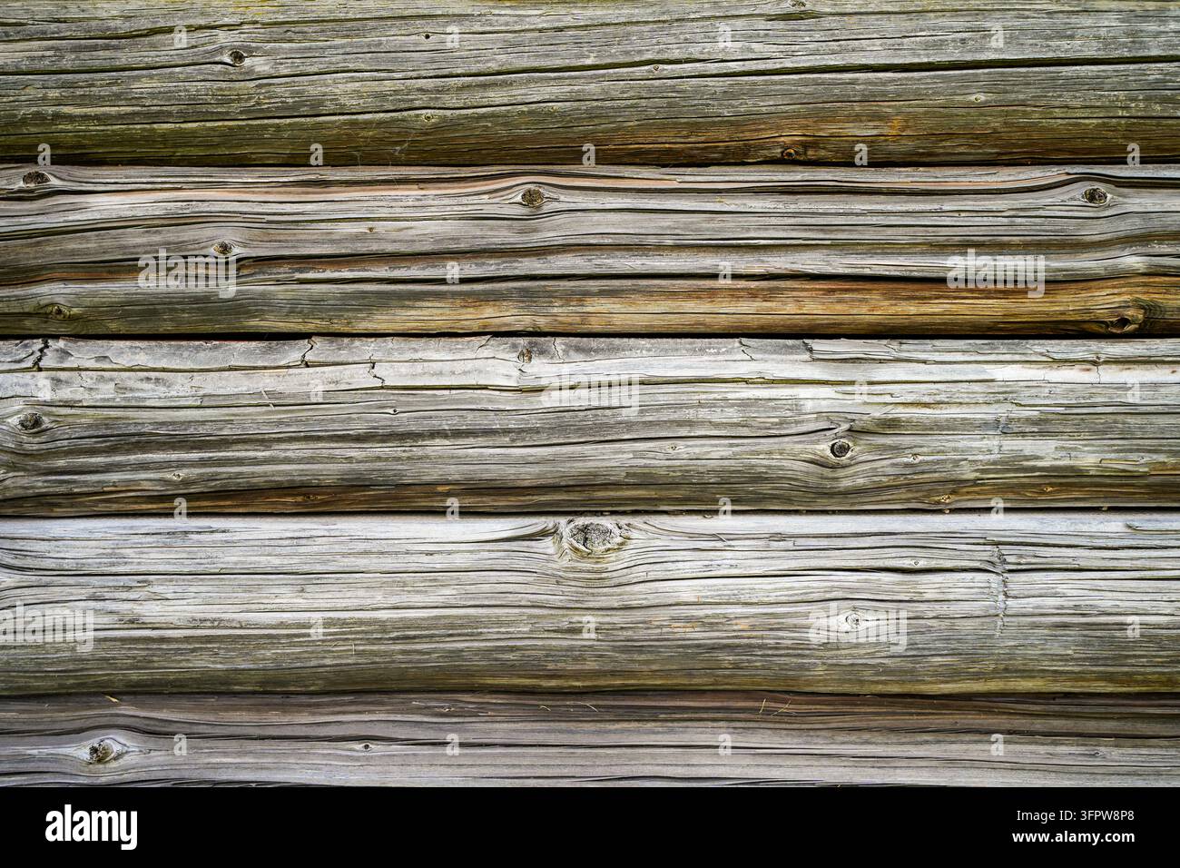 Muro di legno rustico realizzato con travi di legno stagionato. Foto Stock