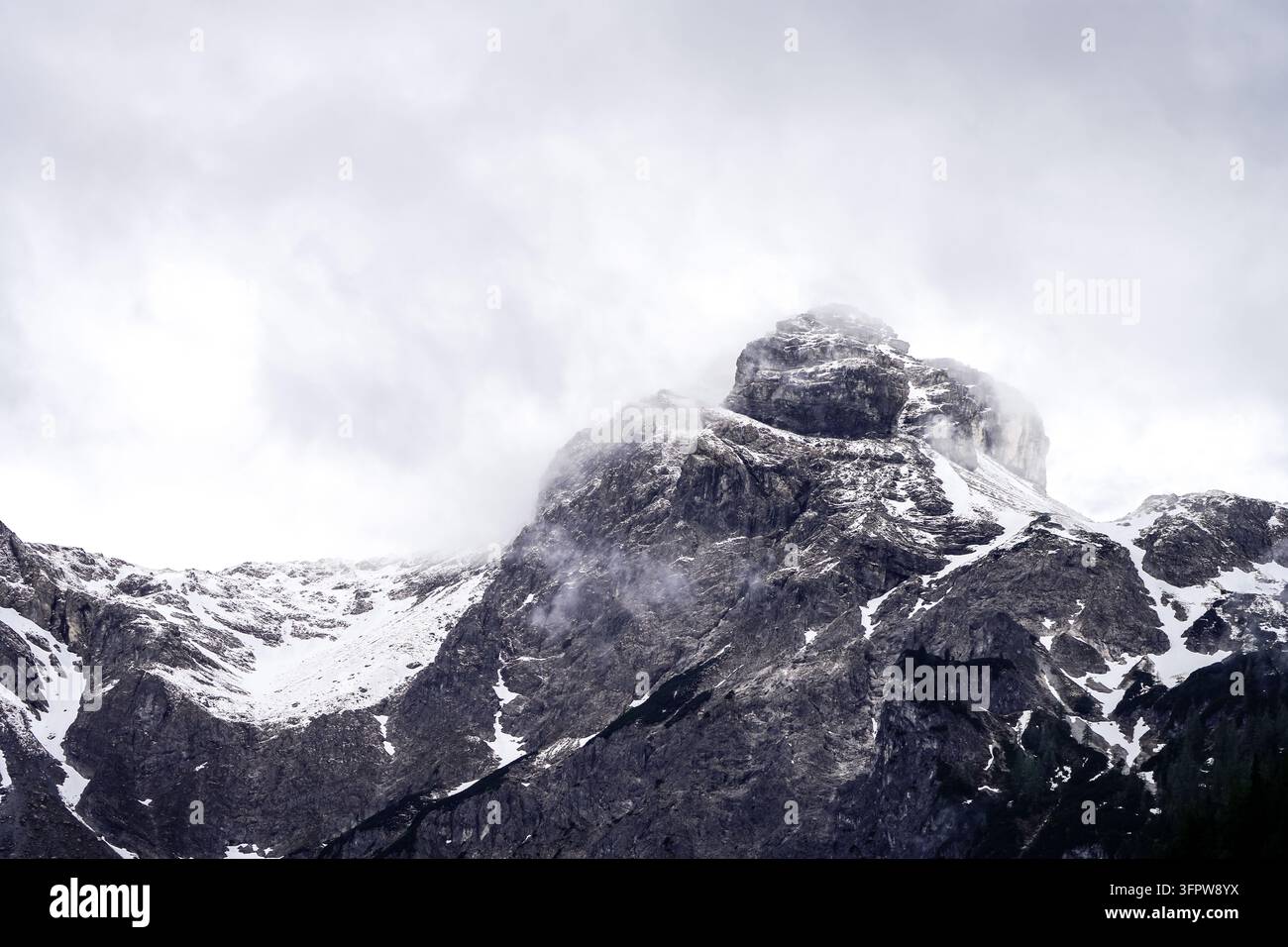 Vista dei picchi delle montagne innevati in Carinzia. Foto Stock