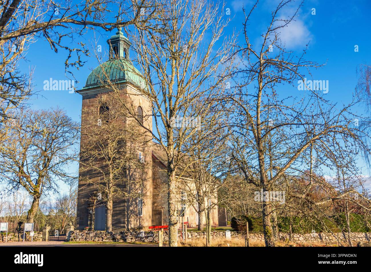 Antica chiesa di campagna svedese in un paesaggio autunnale Foto Stock