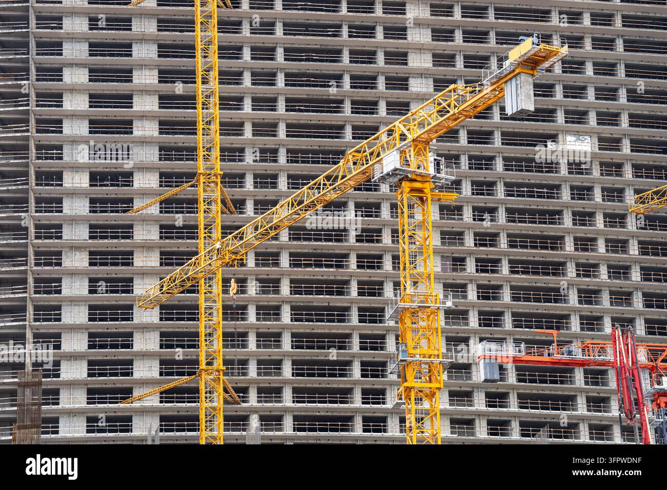 Costruzione di edifici alti e grattacieli moderni nella città urbana, sviluppo rapido del settore immobiliare. Foto Stock