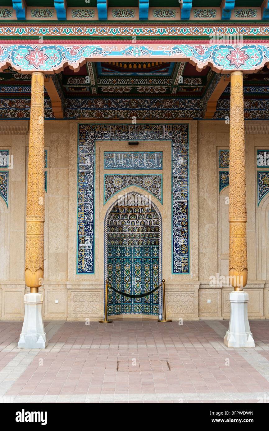 Nicchia di moschea con muqarnas, dettaglio di arco ornato, orientamento verticale Foto Stock