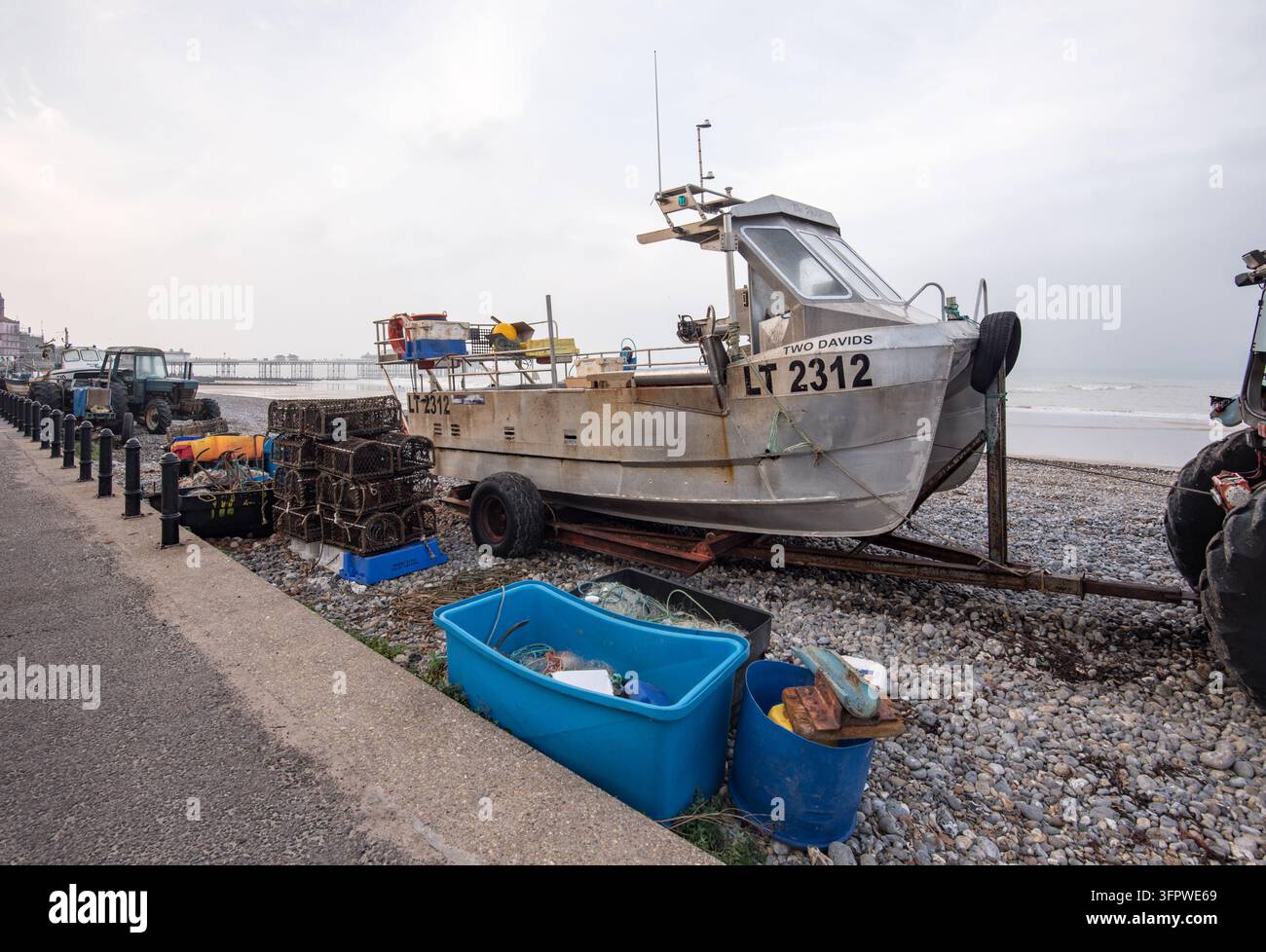 Pescherecci costieri, tra cui il LT 2312 "Two Davids", e trappole per granchi/aragoste issate sulla spiaggia a Cromer, Norfolk, Inghilterra. Foto Stock