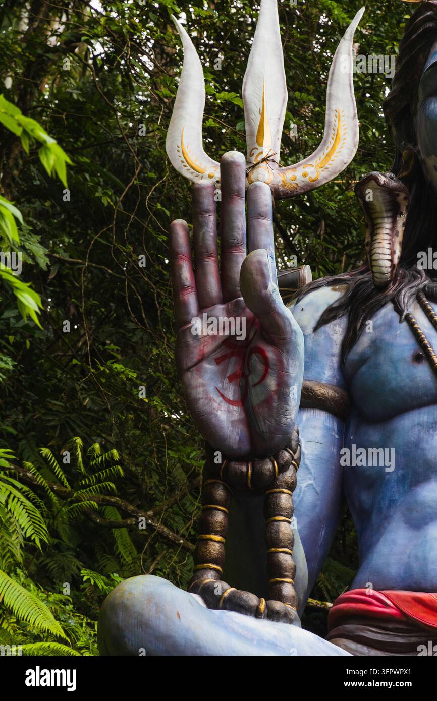 Statua della divinità indù Shiva con il simbolo Om nella mano Foto Stock