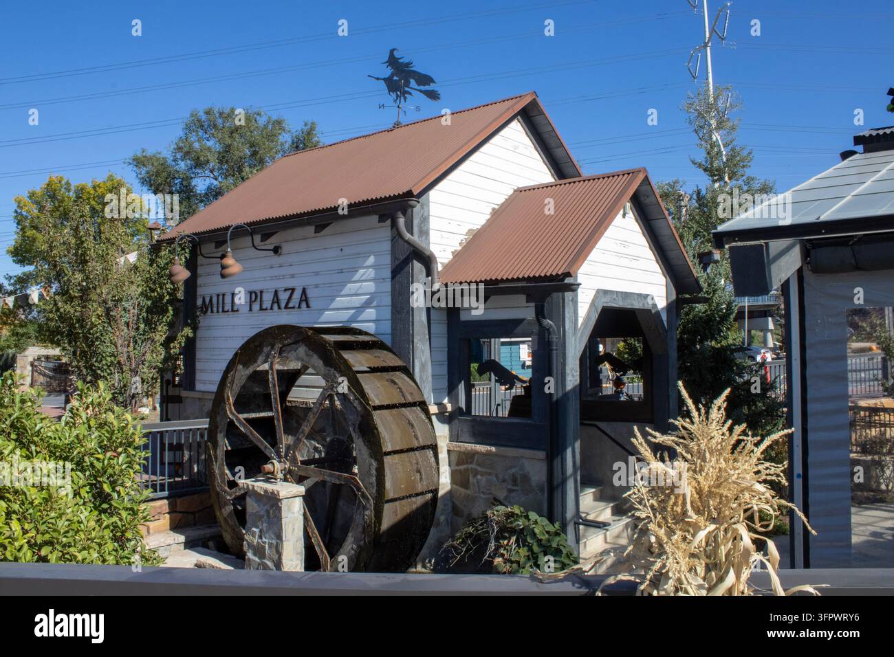 Mill Plaza al Gardner Village decorato per WitchFest Foto Stock