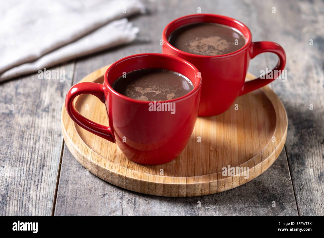 Cioccolata calda in tazza di ceramica rossa su tavolo di legno Foto Stock