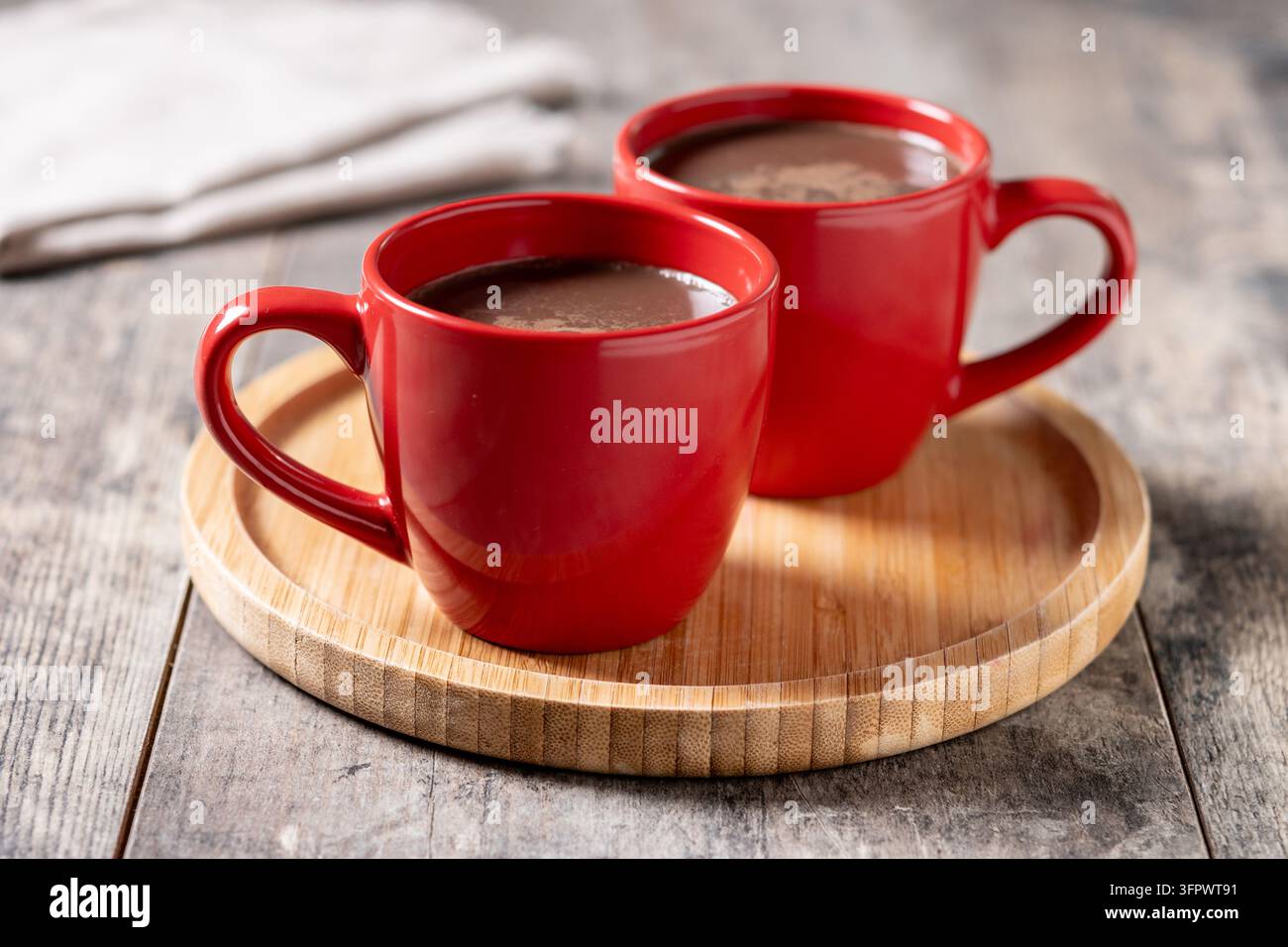 Cioccolata calda in tazza di ceramica rossa su tavolo di legno Foto Stock