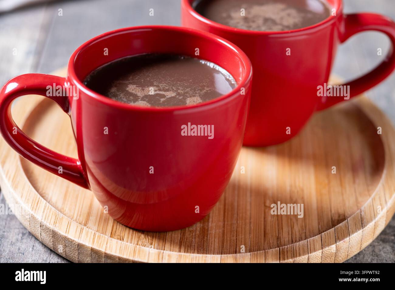 Cioccolata calda in tazza di ceramica rossa su tavolo di legno Foto Stock