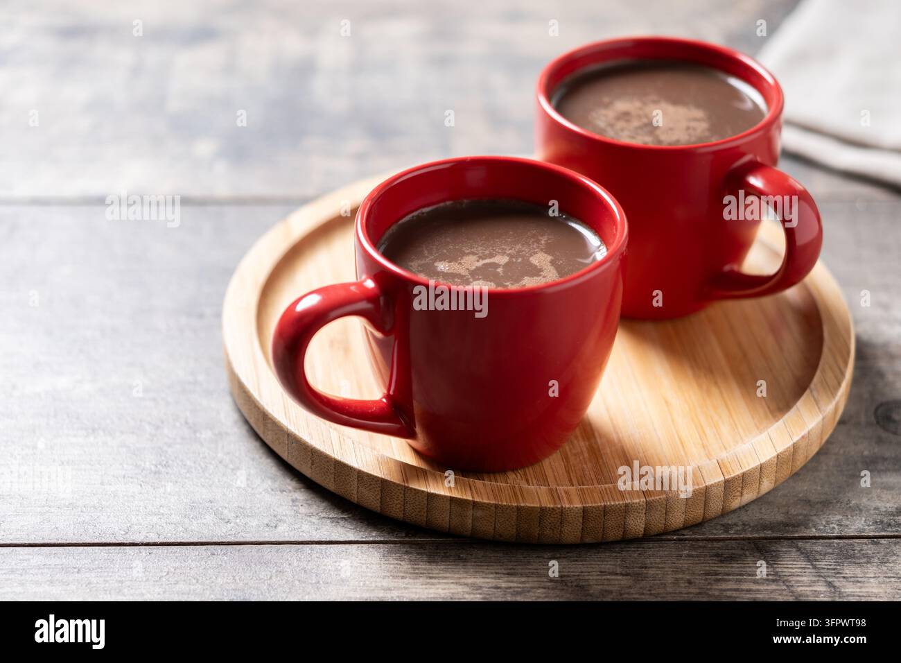 Cioccolata calda in tazza di ceramica rossa su tavolo di legno Foto Stock