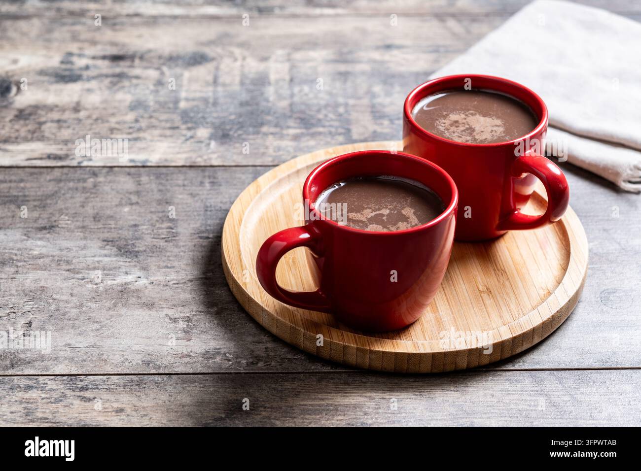 Cioccolata calda in tazza di ceramica rossa su tavolo di legno Foto Stock