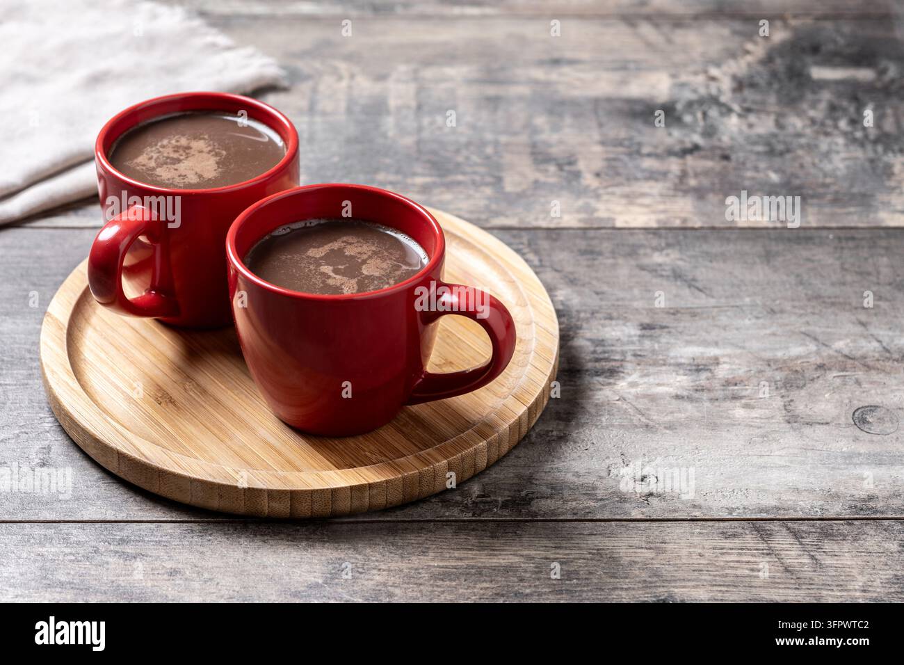 Cioccolata calda in tazza di ceramica rossa su tavolo di legno Foto Stock