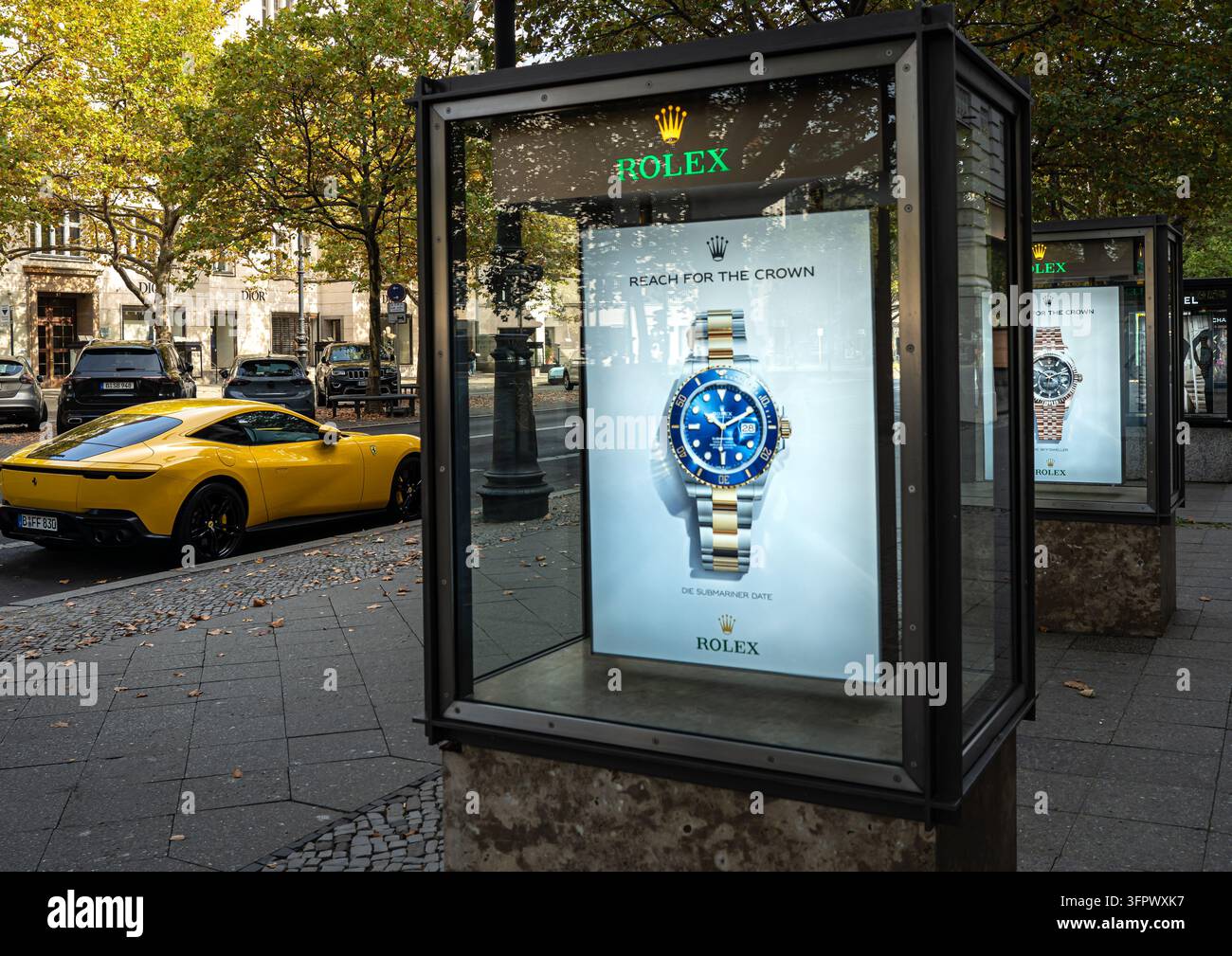 Pubblicità Rolex con una Ferrari in primo piano Foto Stock
