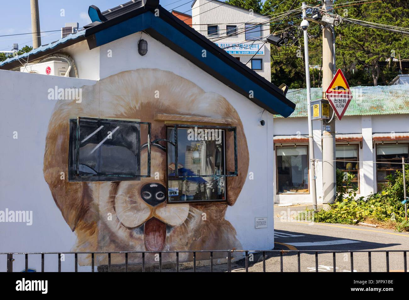 Corea del Sud, Busan – 22 set 2026: Murale di benvenuto Golden Retriever a Cheongsapo Busan, Corea del Sud Foto Stock