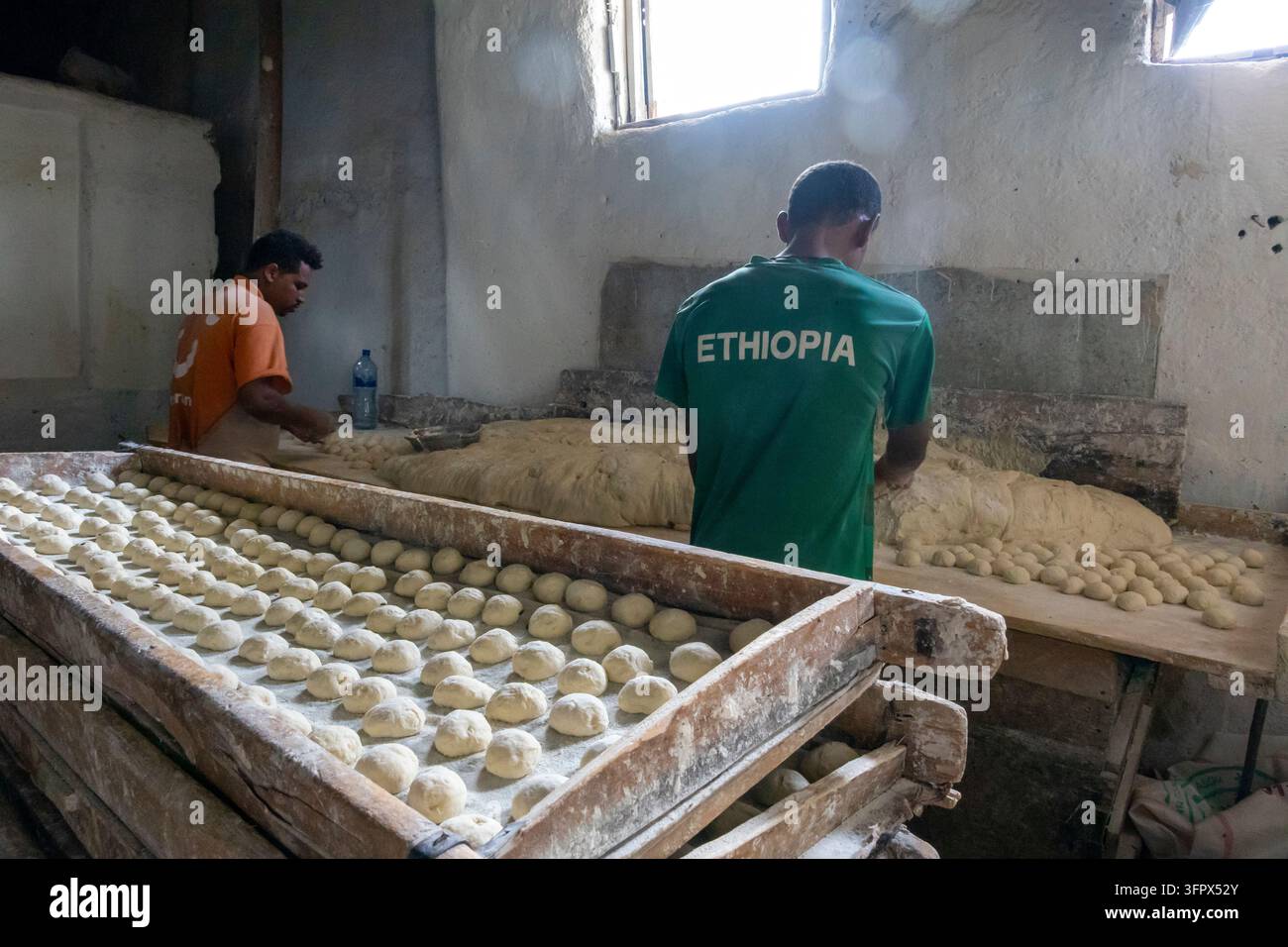 I panettieri impastano e modellano la pasta a mano all'interno di una panetteria tradizionale, regione di Harari, Harar, Etiopia Foto Stock