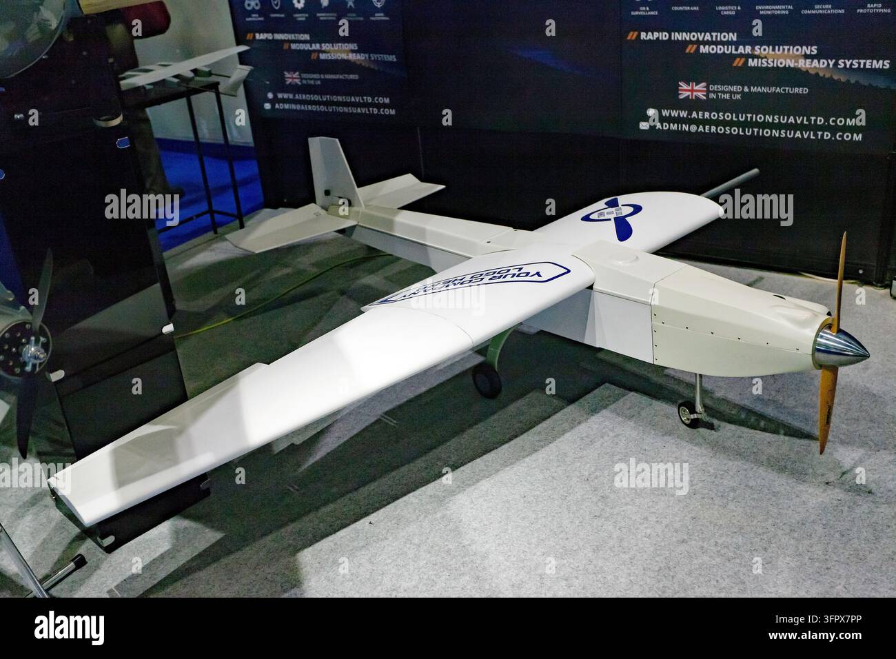 Primo piano della piattaforma UAV ad ala fissa modulare ASX-1, esposta sullo stand di Aero Solutions UAV Ltd, a Drone X, 2026 Foto Stock