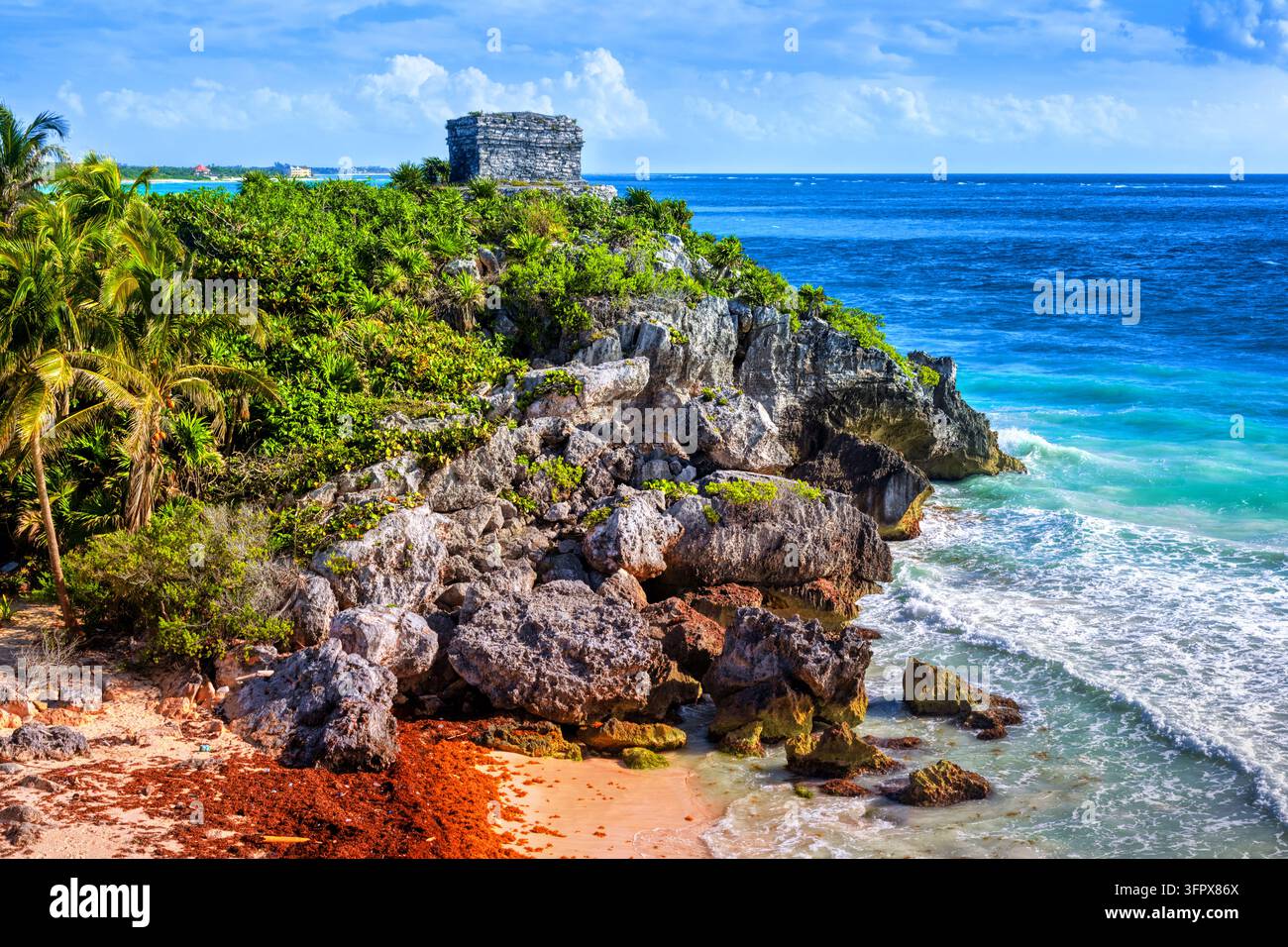 Le rovine dell'antico tempio Maya del Dio del Vento seduto su una roccia sulla costa atlantica a Tulum, Messico Foto Stock