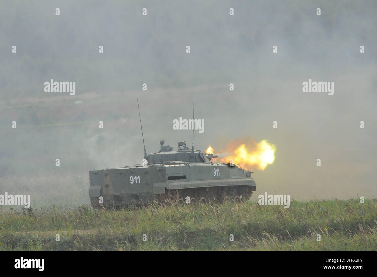 Veicolo da combattimento di fanteria BMP-3 russo in tirocinio dal vivo presso il poligono di prova di Alabino Foto Stock