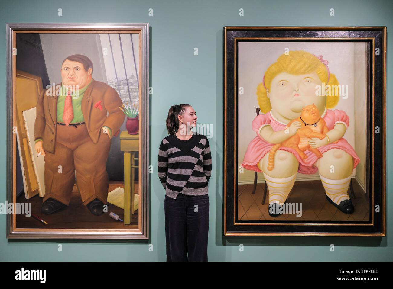 Londra, Regno Unito. 09 ott., 2026. Personale con Fernando Borero, (a destra) 'Ritratto di Picasso', 1998 e 'Ragazza con gatto', 1989. Fernando Botero: In lode di un mondo amplificato si svolge dal 12 ott. al 22 nov. 2026 presso la Opera Gallery London. La mostra è la prima presentazione in solitaria del lavoro di Botero a Londra dal 2015, riunendo una selezione importante di opere realizzate in quasi sei decenni Credit: Imageplotter/Alamy Live News Foto Stock