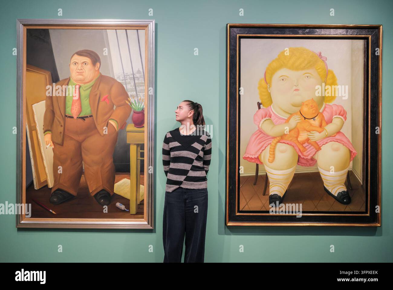 Londra, Regno Unito. 09 ott., 2026. Personale con Fernando Borero, (a destra) 'Ritratto di Picasso', 1998 e 'Ragazza con gatto', 1989. Fernando Botero: In lode di un mondo amplificato si svolge dal 12 ott. al 22 nov. 2026 presso la Opera Gallery London. La mostra è la prima presentazione in solitaria del lavoro di Botero a Londra dal 2015, riunendo una selezione importante di opere realizzate in quasi sei decenni Credit: Imageplotter/Alamy Live News Foto Stock