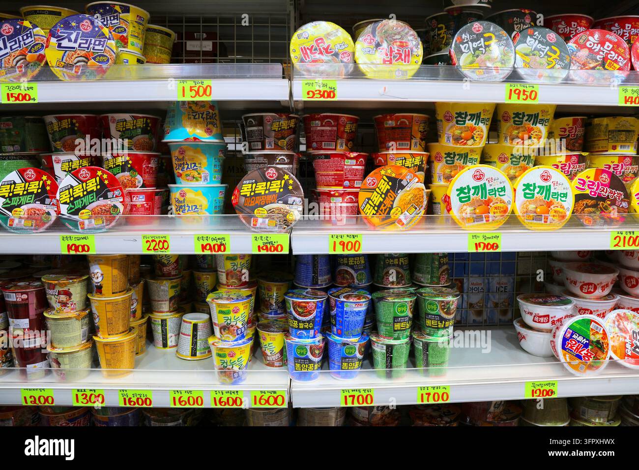SEUL, COREA DEL SUD - 5 APRILE 2023: Scelta immediata di tazze ramen noodle in un negozio di alimentari a Seul, Corea del Sud. Foto Stock
