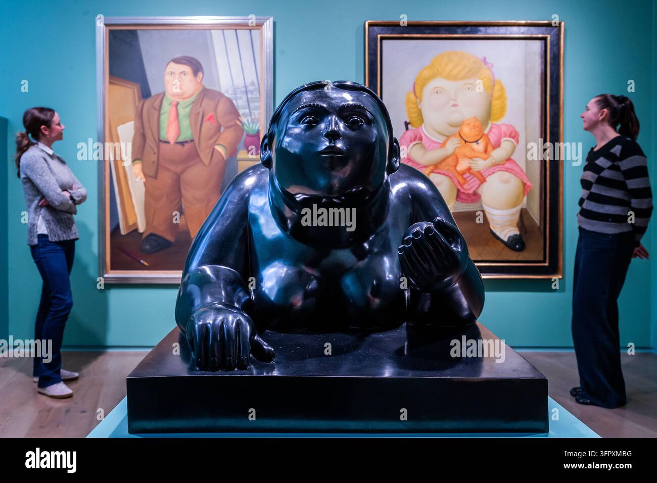 Londra, Regno Unito. 9 ott., 2026. Donna sdraiata con una mela, 2007, con in sottofondo Ritratto di Picasso, 1998, e Ragazza con gatto, 1989 - Fernando Botero: In Praise of an Amplified World si svolge dal 12 ottobre al 22 novembre 2026 presso la Opera Gallery London. La mostra è la prima presentazione in solitaria dell'opera di Botero a Londra dal 2015, riunendo una selezione di opere realizzate in quasi sei decenni, dalla metà degli anni '60 fino all'ultimo anno di vita dell'artista, con scenografia concepita da Cécile Degos. Credit: Guy Bell/Alamy Live News Foto Stock