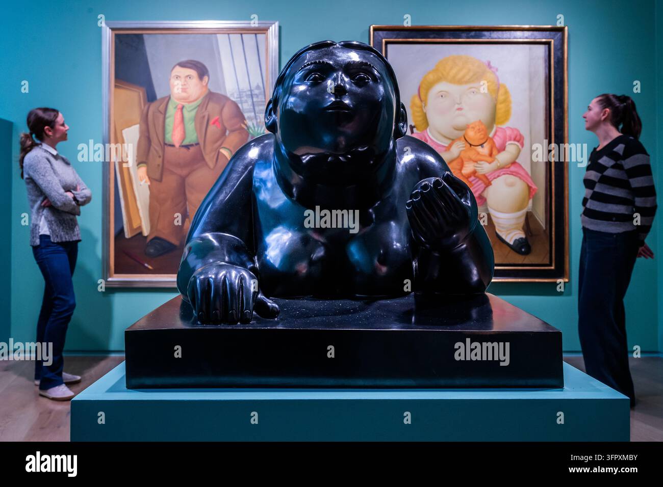 Londra, Regno Unito. 9 ott., 2026. Donna sdraiata con una mela, 2007, con in sottofondo Ritratto di Picasso, 1998, e Ragazza con gatto, 1989 - Fernando Botero: In Praise of an Amplified World si svolge dal 12 ottobre al 22 novembre 2026 presso la Opera Gallery London. La mostra è la prima presentazione in solitaria dell'opera di Botero a Londra dal 2015, riunendo una selezione di opere realizzate in quasi sei decenni, dalla metà degli anni '60 fino all'ultimo anno di vita dell'artista, con scenografia concepita da Cécile Degos. Credit: Guy Bell/Alamy Live News Foto Stock