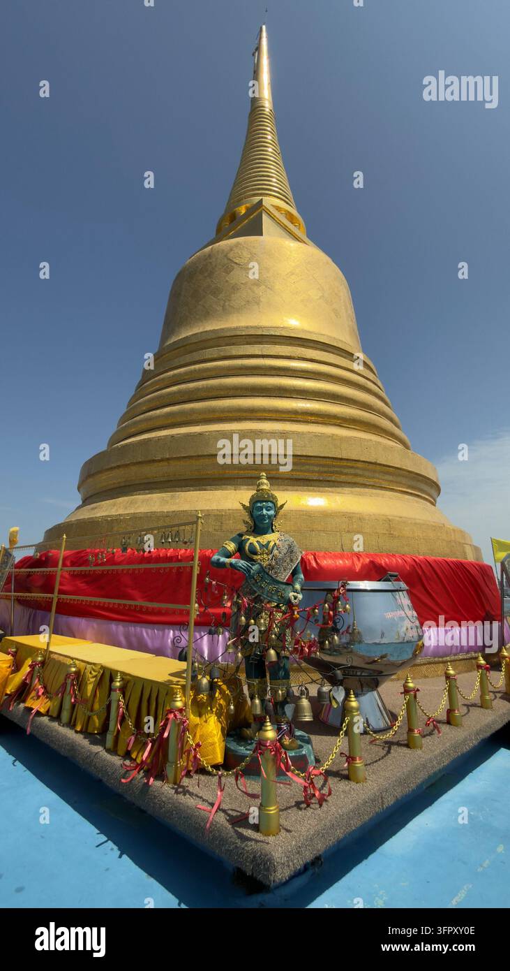 Stupa dorata del tempio della Montagna Dorata contro un cielo blu - Immagine stock catturata con smartphone