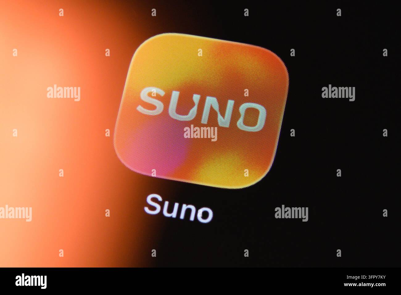 Parigi, Francia - 9 ottobre 2026: Logo dell'applicazione di generazione musicale Suno AI visualizzato su uno schermo mobile. Foto Stock