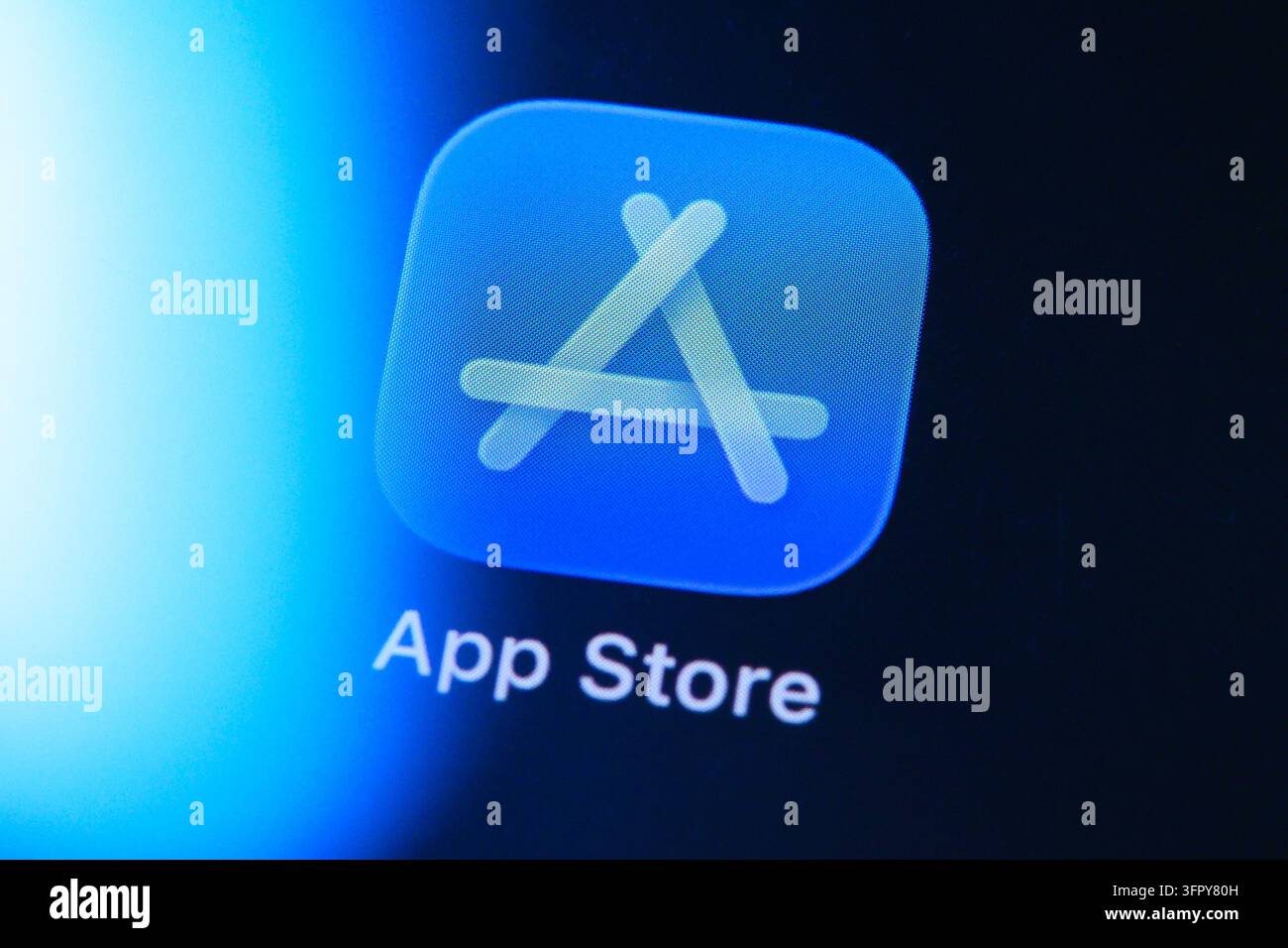 Parigi, Francia - 9 ottobre 2026: Logo della piattaforma di distribuzione digitale Apple App Store su uno schermo di smartphone. Foto Stock