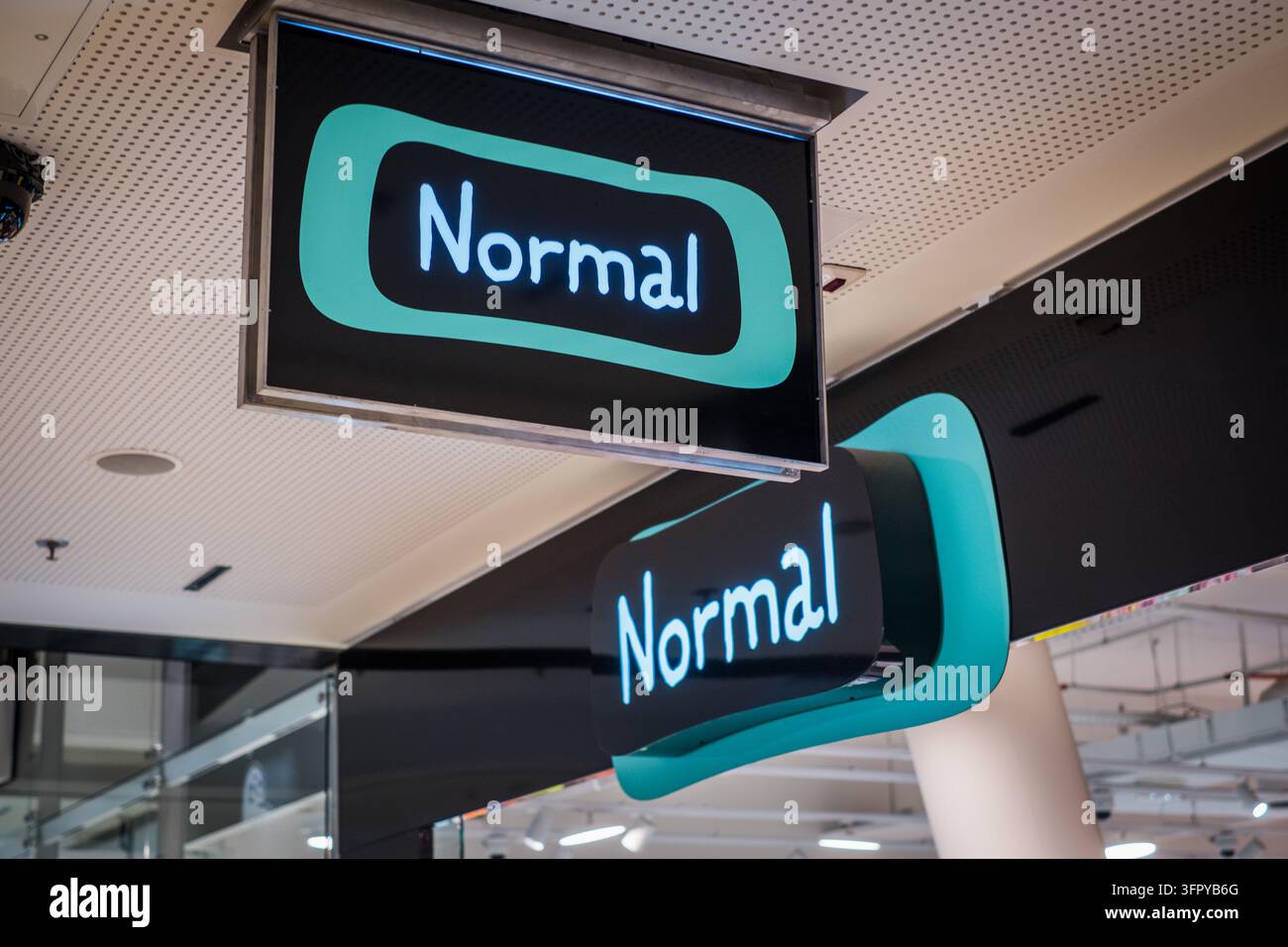 Helsinki, Finlandia - 12 aprile 2026: Negozio al dettaglio normale. Foto Stock