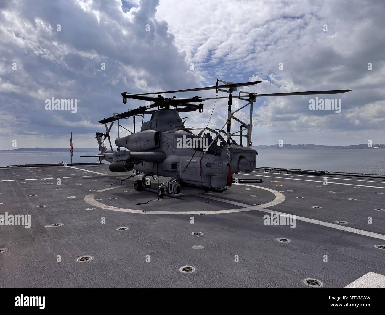 Un elicottero AH-1Z Viper del Corpo dei Marines degli Stati Uniti, assegnato allo squadrone di elicotteri d'attacco leggero (HMLA) 367, è piegato sul ponte di volo dell'Independen Foto Stock