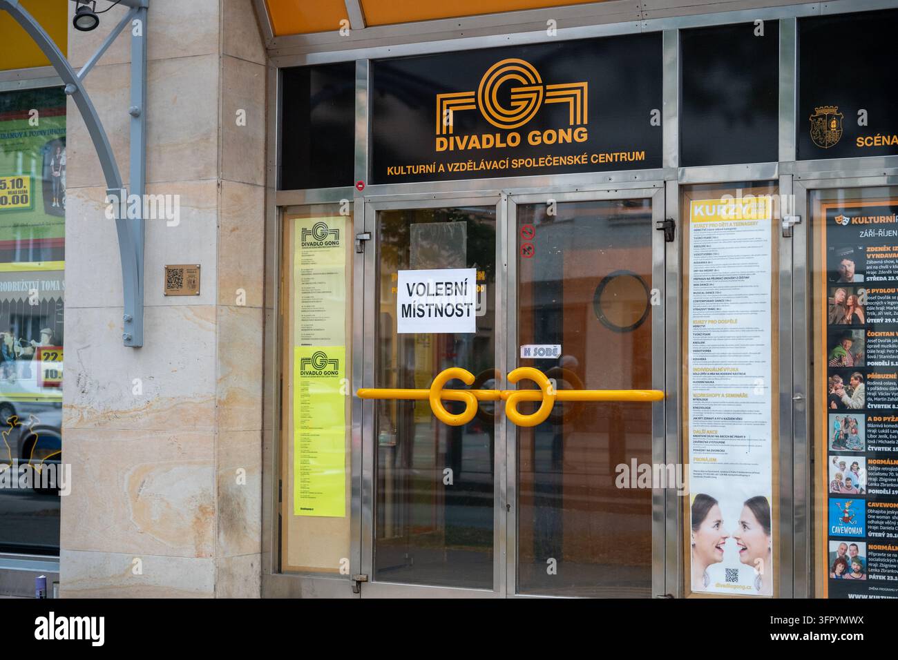 Praga, Repubblica Ceca, 9 ott. 2026. Un cartello del seggio elettorale è esposto all’ingresso del Divadlo Gong a Praga 9 mentre inizia il voto per le elezioni comunali e il primo turno delle elezioni senatoriali. Credit: Jan Hospodka/Alamy Live News Foto Stock