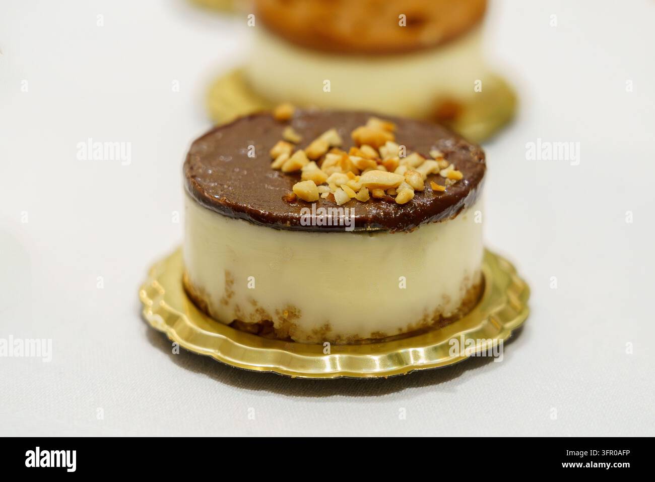 Dessert con panna, nocciole sbriciolate, cioccolato e biscotto Foto Stock