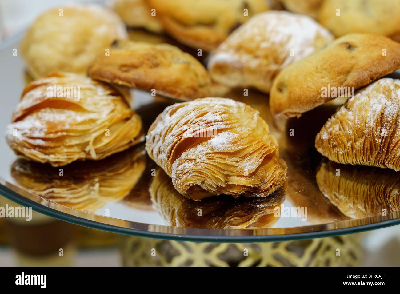 La sfogliatella napoletana è un dolce tipico della tradizione pasticcera campana, preparato con sfoglia fragrante e un delizioso ripieno di ricotta fresca di mucca e zucchero a velo, versione riccia Foto Stock