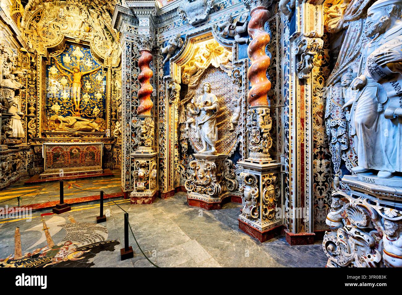 Intarsio in marmo policromo, colonne ritorte e statue dei profeti Daniele e Isaia adornano la Cappella del Crocifisso a Monreale, Italia Foto Stock
