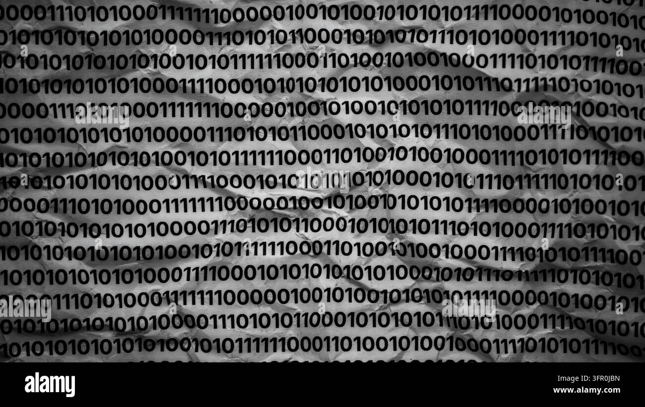 Uno sfondo testurizzato di carta accartocciata coperto da file di codice binario ripetitivo. Bianco e nero. Primo piano. Foto Stock